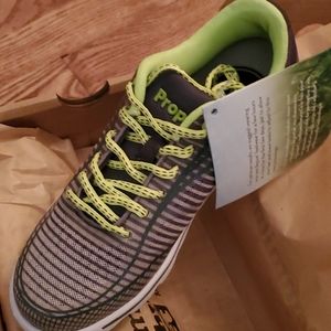 Propet size 6w sneakers